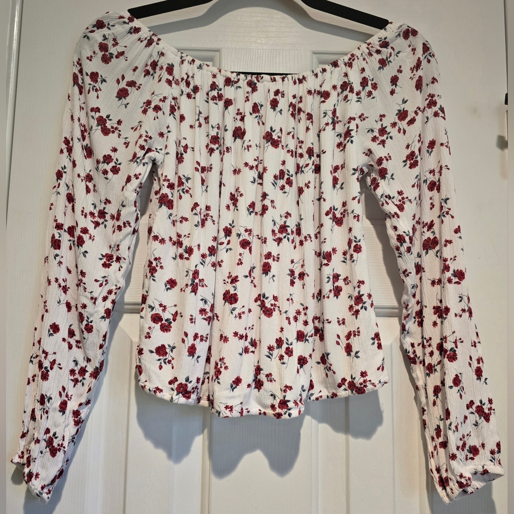 Women's Hollister White & Red Floral 3/4 Sleeve Crop Top